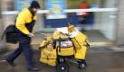 Ein Briefträger der Deutschen Post schiebt am Donnerstag (28.01.2010) in Frankfurt am Main seinen vollgepackten Wagen durch die Straßen. Der Post-Mindestlohn ist rechtswidrig. Beim Erlass der entsprechenden Verordnung habe das Bundesarbeitsministerium gravierende Verfahrensfehler begangen, entschied das Bundesverwaltungsgericht am Donnerstag in Leipzig. Die Kläger - mehrere private Konkurrenten der Deutschen Post und ein Arbeitgeberverband - seien in ihren Beteiligungsrechten verletzt worden. Ihnen sei nicht ausreichend Gelegenheit zu einer schriftlichen Stellungnahme gegeben worden. Marc Müller dpa/lhe/lsn (zu dpa 4345 vom 28.01.2010) +++(c) dpa - Bildfunk+++ Foto: dpa