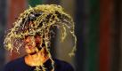 Ein Model trägt eine Hutkreation des Designers Walter Rodrigues bei einer Modenschau in Rio de Janeiro. Foto: ap