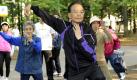 Chinese Premier Wen Jiabao, front, joins local residents' Tai Chi morning exercise in a Tokyo park, Japan, on 31 May 2010. Wen began a three-day visit to Tokyo on 20 May 2010. EPA/DAISUKE SUZUKI / POOL JAPAN OUT +++(c) dpa - Bildfunk+++
pixel Foto: dpa