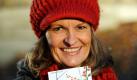 Staatsanwältin Sandra Lohfeldt zeigt in Hamburg ihr neues Buch Eiswind. Unter dem Namen Sandra Gladow hat die Hamburgerin ihr Krimidebüt veröffentlicht. Als Staatsanwältin hat sie vermutlich viel Inspiration für ihre Mordgeschichten. Foto: dpa