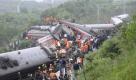 In this photo released by China's Xinhua News Agency, rescuers work at the site where a passenger train derailed in Dongxiang County, east China's Jiangxi Province, Sunday, May 23, 2010. The passenger train hit by landslides derailed Sunday in eastern China, killing at least eight people and injuring more than 50 others, state television reported. (AP Photo/Xinhua,Chen Chunyuan) ** NO SALES **  Foto: ap