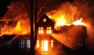 Raub der Flammen: Ein Reetdachhaus in Achtrup (Kreis Nordfriesland) brennt in der Nacht zum Montag vollständig aus. Foto: Benjamin Nolte Foto: dpa