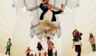 Der 17-jährige Schüler Dominik Brauhardt probiert in Hamburg in den Deichtorhallen die Spaßtauglichkeit der Installation White Bouncy Castle aus. In der 30 Meter langen Hüpfburg können sich Sprungbegeisterte bis zum 12. September wieder wie Kinder fühlen. Die Installation ist eine Attraktion des internationalen Sommerfestivals in Hamburg und stammt von dem britischen Choroegraphen William Forsythe und seinen Partnern. Foto: ddp
