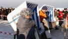 Zwei Teams schleppen während der 4. Strandkorbsprint-Weltmeisterschaft am Strand von Zinnowitz auf Usedom ihre Strandkörbe. Bei der Meisterschaft muss ein 60 Kilogramm schwerer Strandkorb aus der Heringsdorfer Strandkorbfabrik von einer zweiköpfigen Mannschaft über eine Distanz von 20 Metern durch den Strandsand geschleppt werden. Foto: ddp