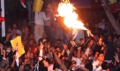 Ägypter demonstrieren vor der algerischen Botschaft in Kairo. Die Demonstration und gewalttätige Auseinandersetzungen sind die Folge eines Fußballspieles, bei dem Ägypten 0:1 unterlag. Mehrere Algerier, darunter auch Spieler der Fußballmannschaft, wurden verletzt, als der Teambus angegriffen wurde. Foto: dpa