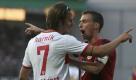 Wehens Marcus Mann (rechts) und Stuttgarts Martin Harnik sind sich offenbar uneins. Harnik hatte mit seinem Team letztlich etwas mehr Durchsetzungsvermögen. Der VfB Stuttgart siegte 2:1 gegen den Drittligisten.
 Foto: dapd