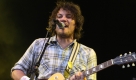 Die karierten Hemden von Wilco-Frontmann Jeff Tweedy sind plötzlich wieder modern. Doch der Funke zum Publikum wollte nicht ganz überspringen. Foto: FKP Scorpio