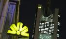 Gleich als Hauptaktionär stieg der Staat über den Soffin bei der Commerzbank ein. Wer genau hinschaut, sieht, dass der Bank angesichts der Milliardenhilfe ein Zacken aus dem Logo ihres Hauptgebäudes in Frakfurt gebrochen ist. Foto: ap