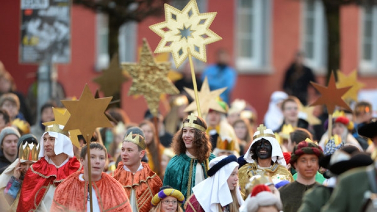 Hunderte Sternsinger laufen am 30.12.2013 in Leutkirch im Allgäu.