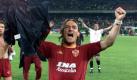 2001 führte er die Roma zum letzten Meistertitel. In Italien sagt man, Totti trage seine Intelligenz in den Füßen. Als belesen gilt er auch nicht gerade. Eine weitere Kostprobe aus seinem Buch? Schlagzeile in einer italienischen Zeitung: Die Bibliothek von Totti ist in Flammen aufgegangen, sie enthielt zwei Bücher. Totti ist verzweifelt: Verdammt, das zweite hatte ich noch gar nichtausgemalt! Foto: dpa