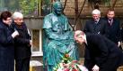 Vor der Bibliothek für ausländische Literatur in Moskau wurde heute ein Denkmal für Johannes Paul II. feierlich enthüllt. Der polnische Botschafter legte Blumen an der Statue des Papstes nieder, der 2005 starb. Foto: dpa