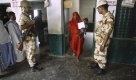 An Indian woman carrying her child returns after casting her vote at a polling booth in Duvara Pahadi village in Mirzapur district, in the northern Indian state of Uttar Pradesh, Thursday, April 16, 2009. Hundreds of thousands of Indians went to polling stations Thursday to start the world's biggest democratic elections, a month-long process expected to yield no clear winner to lead India as it grapples with global economic malaise. Thousands of troops were patrolling Uttar Pradesh state, which has the most seats in the national Parliament. (AP Photo/Rajesh Kumar Singh) Foto: ap