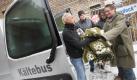 Ralf Blümlich (l) von der Obdachloseninitiative 'Platte' verteilt am Freitag (08.01.2010) in Bingen am Rhein Decken und Schlafsäcke an Obdachlose. Von Oktober bis März fahren der 46-Jährige und seine Helfer mit dem Kältebus im Landkreis Mainz-Bingen, der Stadt Mainz und Kreuznach umher, um Menschen zu helfen, die bei eisigen Temperaturen im Freien übernachten müssen. Foto: Frank Rumpenhorst dpa/lrs +++(c) dpa - Bildfunk+++
pixel Foto: dpa
