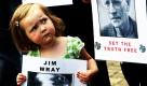 Die 3-jährige Megan Bradley hält im Kreise weiterer Angehöriger ein Bild ihres Großonkels Jim Wray in den Händen. Der Demonstrant war eines von 13 Opfern, die im Jahre 1972 von britischen Truppen niedergeschossen wurden. Die Hintergründe des als Blutiger Sonntag bekannt gewordenen Massakers im Rahmen des Nordirland-Konflikts sollen nun in dem neuen Saville Report der Regierung aufgedeckt werden. Foto: ap