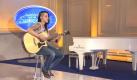 «Schöne Frisur!»: Dieter Bohlen lobt Isabelle Kessels (26) Stil und auch ihre Gitarrenversion von Lady Gagas Born This Way gefällt. Zum Abschied gibt es für die Jury Fuchsschwänze. Foto: RTL