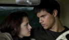 Bella versinkt nach dem Verschwinden von Edward in einem tiefen Loch. Nur ihrem Freund Jacob gelingt es, sie abzulenken. Die beiden verstehen sich immer besser und Jacob wird Bellas bester Freund. Foto: Concorde
