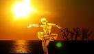 Die Sonne in Monaco geht auf: Dazu tanzt die Skulptur La Ballerina des Künstlers Marco Lodola. Foto: ap