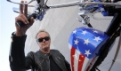 Peter Fonda, who played 'Captain America' in the 1969 counterculture film 'Easy Rider,' poses atop a Harley-Davidson motorcycle based on the one he rode in the film, Friday, Oct. 23, 2009, in Glendale, Calif. Fonda was promoting the recent release of the film on Blu-ray disk, coinciding with the 40th anniversary of the film. (AP Photo/Chris Pizzello) Foto: ap
