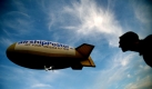 Der Aachener Karl Ludwig Busemeyer baut und entwickelt heute noch Heißluft-Luftschiffe, die am Himmel aussehen wie fliegende Zigarren. Und am Boden legen die Menschen die Köpfe in den Nacken und sprechen von einem Zeppelin, auch wenn es keiner ist. Heißluftschiffe sind langsam, werden leicht zum Spielball des Windes und können gerade einmal vier Menschen transportieren. Foto: dpa