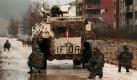 Franzsische Soldaten der Internationalen Friedenstruppe in Bosnien (IFOR) bewachen auf einer Strae im Stadtteil Dobrinja in Sarajevo einen Kontrollpunkt, der zwischen Stellungen der serbischen und bosnischen Armee liegt (Archivfoto vom 27.12.1995). Mehr als drei Jahre lang hatte Westeuropa dem Blutvergieen im zerfallenden Jugoslawien tatenlos zugeschaut, ehe die NATO dort am 30. August 1995 den ersten Kampfeinsatz ihrer Geschichte begann. Dreieinhalb Monate spter unterzeichneten die drei Konfliktparteien aus orthodoxen Serben, muslimischen Bosniern und katholischen Kroaten einen Friedensvertrag. Foto: dpa