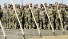 Auf einen symbolischen Spatenstich warten deutsche Soldaten am Dienstag (10.03.2009) in Masar-i-Scharif (Afghanistan). Mit dem sympolischen Spatenstich wird der Bau der neuen Start- und Landebahn des Flughafens Masar-i-Scharif begonnen. Der Bau der 3000 Meter langen und 45 Meter breiten Landebahn soll den Beginn des Ausbaus zu einem nationalen Luft-Drehkreuz makieren. Jung besucht auf einer dreitägigen Reise das deutsche Einsatzkontingent ISAF in Afghanistan und Usbekistan, um politische Gespräche zu führen. Foto: Rainer Jensen dpa Pool +++(c) dpa - Bildfunk+++ Foto: dpa