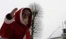 Herbert Wilken-Johannes geht als Weihnachtsmann verkleidet in Varel, in der Nähe von Bremerhaven, zu einem Auftritt in der Hafenschule. Wilken-Johannes hat jährlich 25 bis 30 Auftritte, bei denen der pensionierte Lehrer Spenden für gemeinnützige Zwecke sammelt. Foto: ddp