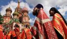 Orthodoxe Priester nehmen vor der Kathedrale St. Basil in Moskau an den Feierlichkeiten anlässlich des Ehrentages von St. Cyrill und Methodius teil. Die griechischen Mönche St. Cyrill und Methodius ordneten im neunten Jahrhundert das Glagolitische Alphabet an. Dabei handelt es sich um die älteste bekannte slavische Schrift. Außerdem übersetzten die Mönche die Bibel ins Slawische.  Foto: dpa