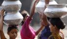 Frauensache: In Bangladesch transportieren vor allem Frauen das Trinkwasser aus Brunnen, Flüssen oder Seen nach Hause.  Foto: Abir Abdullah Foto: dpa