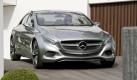 Emotional und dynamisch: Der Kühlergrill des Mercedes F 800 Style ist dem SLS AMG wie aus dem Gesicht geschnitten. Die beiden Sicken auf der Motorhaube verjüngen sich nach vorn und bringen Schwung ins Blech. Foto: pi