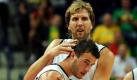 Dirk Nowitzki (hinten) tätschelt Philipp Schwethelm, der am Ende mit wichtigen Dreiern zum Matchwinner wurde. Das Team von Dirk Bauermann gewann mit 73:67 gegen die Türkei und wahrt damit die Chance auf den EM-Viertelfinaleinzug. Dazu muss die Mannschaft im kommenden Spiel gegen Litauen siegen. Foto: dpa