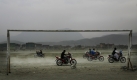 Alltag in einem geschundenen Land: Jugendliche fahren auf einem leeren Sportplatz außerhalb von Kabul mit ihren Motorrädern. Foto: ap