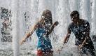 Während wir in Deutschland auf den Sommer warten, ächzt Russland unter tropischen Temperaturen. Die beiden Jugendlichen suchen Abkühlung in einem Brunnen in Moskau. Dort wurden auch heute wieder Rekordwerte von bis zu 35 Grad gemessen. Foto: dapd