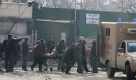 ** EDITORS NOTE: GRAPHIC CONTENT ** Afghans carry a wounded person on a stretcher after a blast in Kabul, Afghanistan, on Saturday, Jan. 17, 2009. A bomb blast at a heavily guarded road between the German Embassy and a U.S. military base set the embassy on fire Saturday and wounded at least 11 people, including four U.S. troops. (AP Photo/Musadeq Sadeq) Foto: ap
