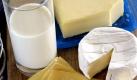 Die so gewonnene Milch wird zur Herstellung von Nahrungsmitteln wie Käse, Joghurt oder Quark genutzt. Doch auch die pure Milch wird gern und häufig getrunken. Foto: dpa
