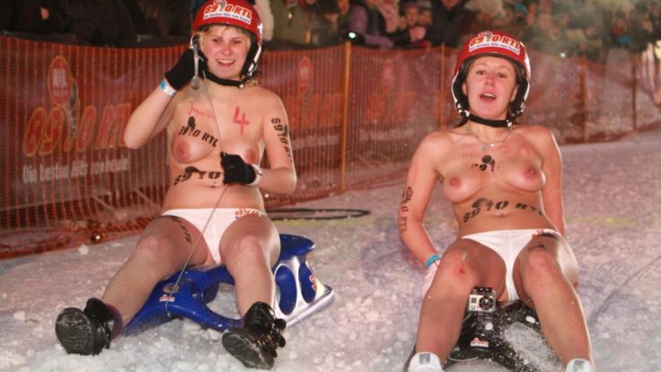 Zwei Teilnehmerinnen des Nacktrodelns in Braunlage im Jahr 2011.