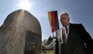 Sachsen-Anhalts Ministerpräsident Wolfgang Böhmer (CDU) posiert am Sonntag in Kyritz in Brandenburg neben einem Denkmal zur Erinnerung an die 400.000 in der DDR zwangsweise eingegliederten Bauern vor fünfzig Jahren. Foto: ddp