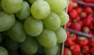 Frisches Obst lieget an einem Marktstand in Hamburg. Der Bundesrat will heute über das Schulobstprogramm der EU beraten. Foto: ap