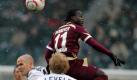 Hannover und Didier Ya Konan (oben) sind weiter obenauf. Der Ivorer schoss das Siegtor für die Niedersachsen. Die Gladbach Michael Bradley (links), Tobias Levels  Co. hängen als Tabellenletzter weiter ganz tief unten drin. Foto: dpa