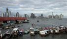 Boats sit anchored in Panama Bay off the Old Compound of Panama City, Sunday Dec. 5, 2010. (AP Photo/Arnulfo Franco) Foto: ap