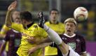 Augen zu und durch: Dortmunds Jakub Blaszczykowski (links) im Zweikampf mit Kaiserslauterns Leon Jessen. Foto: dpa