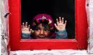 Ein afghanisches Kind schaut an einem kalten Tag in einem Flüchtlingslager in der Hauptstadt Kabul aus dem Fenster. Foto: ap