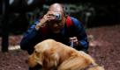 In einem Park in Mexiko-Stadt fotografiert der blinde José Antonio Dominguez seinen Hund. Dominguez ist einer von 30 blinden oder sehbehinderten Menschen, die mit Hilfe der Stiftung Eyes That Feel das Fotografieren erlernen. Foto: dapd