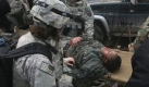 A wounded U.S. soldier is carried following a blast in Kabul, Afghanistan, on Saturday, Jan. 17, 2009. A suicide car bomb attack on a heavily guarded road between the German Embassy and a U.S. military base set the embassy on fire Saturday, killing an Afghan child and wounding 21 people, including five U.S. troops. (AP Photo/Musadeq Sadeq) Foto: ap