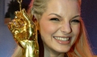 Die Sängerin Yvonne Catterfeld hält am Samstagabend (20.09.2003) nach der Aufzeichnung zur Sendung die Goldene Stimmgabel in der Friedrich-Ebert-Halle in Ludwigshafen ihre Auszeichnung in den Händen, die sie in der Rubrik 'Weiblicher Shootingstar' erhalten hat. Insgesamt wurden 14 Künstler oder Ensembles mit einer Stimmgabel ausgezeichnet. Foto: Uli Deck dpa/lrs Foto: dpa
