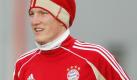 Bayern/ ARCHIV: Fussball, 1. Bundesliga, Saison 2011/2012, Training FC Bayern Muenchen, Trainingsgelaende an der Saebener Strasse, Muenchen: Bastian Schweinsteiger laechelt beim Lauftraining (Foto vom 30.11.11). Das 'Schluesselbein der Nation' scheint verheilt, Bastian Schweinsteiger steht vor einem unerwarteten Blitz-Comeback noch vor der Winterpause. 'Gegen Koeln rechne ich wieder mit ihm', sagte Trainer Jupp Heynckes dem 'Kicker'. Das letzte Spiel des FC Bayern Muenchen in der Bundesliga-Hinrunde findet am 16. Dezember statt, dann waere auch ein Einsatz des schmerzlich vermissten Mittelfeldregisseurs im Pokal beim VfL Bochum am 20. Dezember moeglich. (zu dapd-Text) Foto: Sebastian Widmann/dapd Foto: dapd