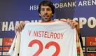 ... und da ist er. Nur einen Tag nach seinem emotionalen Abschied aus der spanischen Hauptstadt wird Ruud van Nistelrooy der internationalen Presse in Hamburg vorgestellt. Er erhält die Rückennummer 22 und hofft durch gute Leistungen wieder in die holländische Nationalmannschaft für die WM in Südafrika berufen zu werden. Foto: dpa