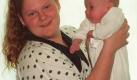 Ihre Geburt markierte für zahlreiche kinderlose Paare einen Wendepunkt: Louise Joy Brown, am 25. Juli 1978 (links) in Oldham (England) geboren, ist das erste Retortenbaby der Medizingeschichte. Sie wurde künstlich gezeugt: Die Ärzte vereinigten Eizelle und Sperma in einem Reagenzglas und pflanzten den Embryo zwei Tage nach der Befruchtung in die Gebärmutter der Mutter von Louise Brown ein. Foto: dpa