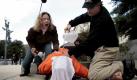 ARCHIV - Menschenrechtsaktivisten demonstrieren am 06.11.2007 in Washington an einem Freiwilligen das simulierte Ertränken ('Waterboarding'). Die vom US-Geheimdienst CIA praktizierte Methode des simulierten Ertränkens bei Verhören von Terrorverdächtigen wird von Amnesty International scharf kritisiert. Es gebe ein absolutes Verbot von Folter, von grausamen, erniedrigenden und unmenschlichen Behandlungen, sagte Barbara Lochbihler, Generalsekretärin der deutschen Sektion von Amnesty International, der Zeitung «Neue Presse» aus Hannover. US-Präsident Bush hatte sein Veto gegen ein sprechendes Anti-Folter-Gesetz eingelegt. Foto: MATTHEW CAVANAUGH +++(c) dpa - Bildfunk+++
pixel Foto: dpa