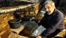 Diözesankonservator Karl-Bernhard Kruse untersucht unter dem Fußboden des Hildesheimer Doms eines von etwa 40 Gräbern, die Archäologen hier gefunden haben. Sie stammen vermutlich aus der Zeit vor dem Bau des ersten Doms im Jahr 852. Drei Skelette haben die Experten nahezu vollständig geborgen. Einige Knochenreste sollen nun im Labor genau untersucht werden. Die zum UNESCO-Welterbe gehörende Kirche wird bis 2014 für 30 Millionen Euro saniert. Foto: dpa