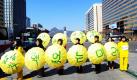 Mitglieder der Korea Federation of Environmental Movements marschieren mit gelben Regenschirmen während einer Kundgebung gegen die Atompolitik Südkoreas über einen Platz. Anlass für die Proteste sind die aktuellen Vorfälle in Japan. Foto: dpa